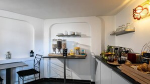 Een moderne keuken met een centraal eiland, een eethoek en een ontbijtbalk.