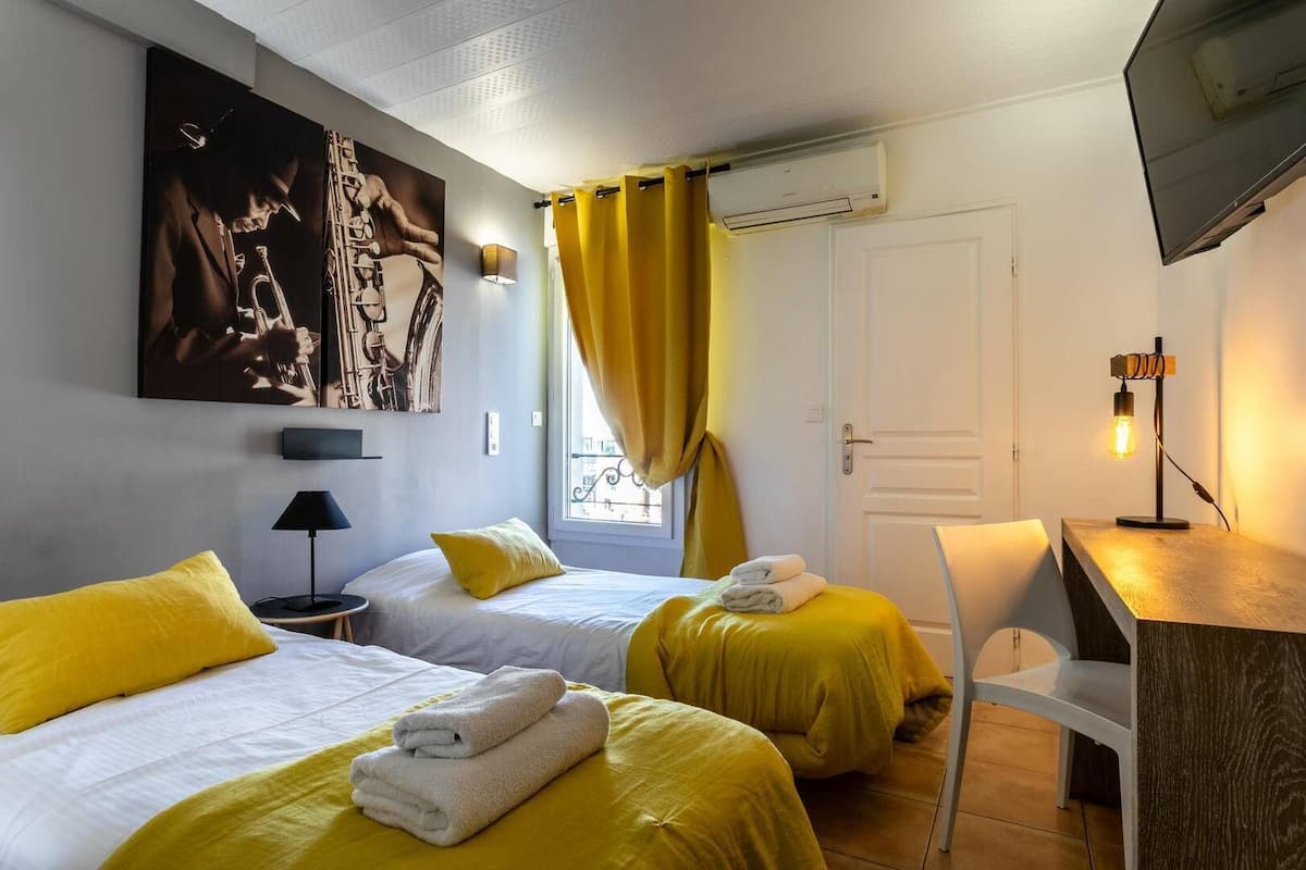 Standaard Twin kamer | Individueel gedecoreerd, individueel gemeubileerd, een bureau