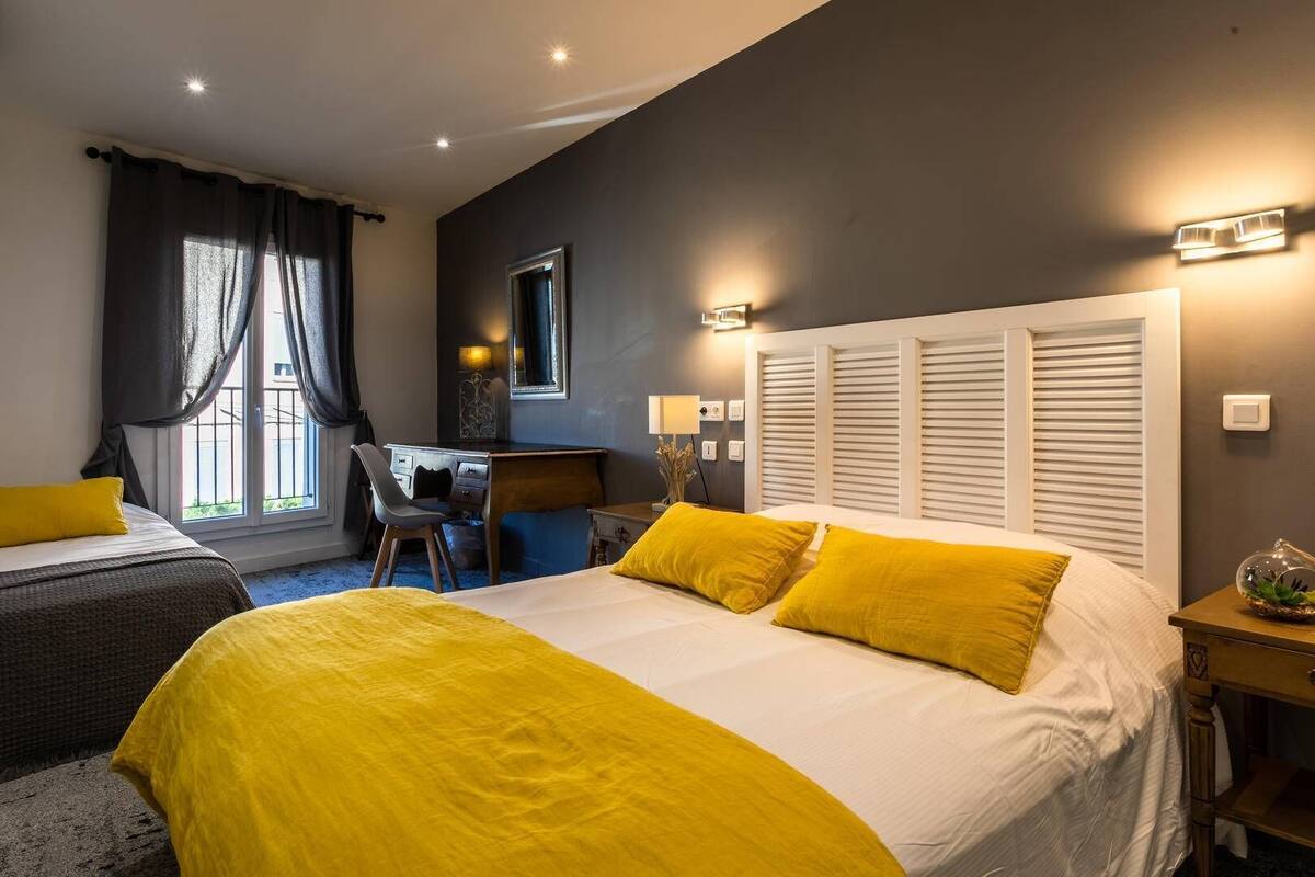 Triple Room | Desk, iron/ironing board (on request), WiFi (free)