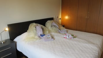 2 bedrooms, Egyptian cotton sheets, hypo-allergenic bedding, down duvets