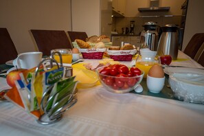Päivittäinen buffetaamiainen (13 EUR per henkilö)