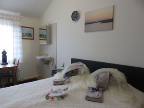 2 bedrooms, Egyptian cotton sheets, hypo-allergenic bedding, down duvets