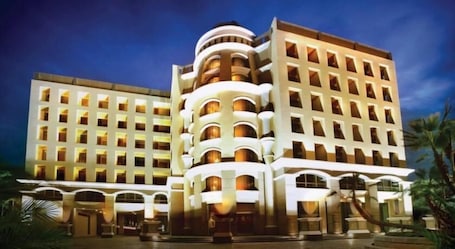 住宿正面 - 傍晚/夜晚. 玛勒瓦讷酒店度假村