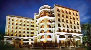 Fachada de la propiedad por la tarde o noche