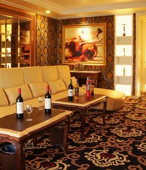 Executive suite (Master Suite VIP) | Woonkamer | Een 50-inch lcd-televisie met kabelzenders en televisie