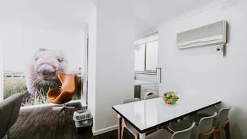 Apartamento luxo, 2 quartos | Área de estar | Smart TV 50 polegadas com canais de TV premium, TV, tablet
