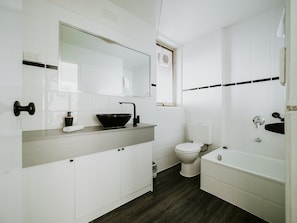 Combined shower/bathtub, deep-soaking bathtub, designer toiletries - SoYa Apartment Hotel (South Yarra)