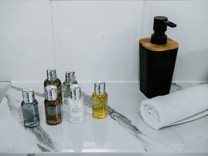 シャワー付き浴槽、深めの浴槽、デザイナーバスアメニティ、ヘアドライヤー