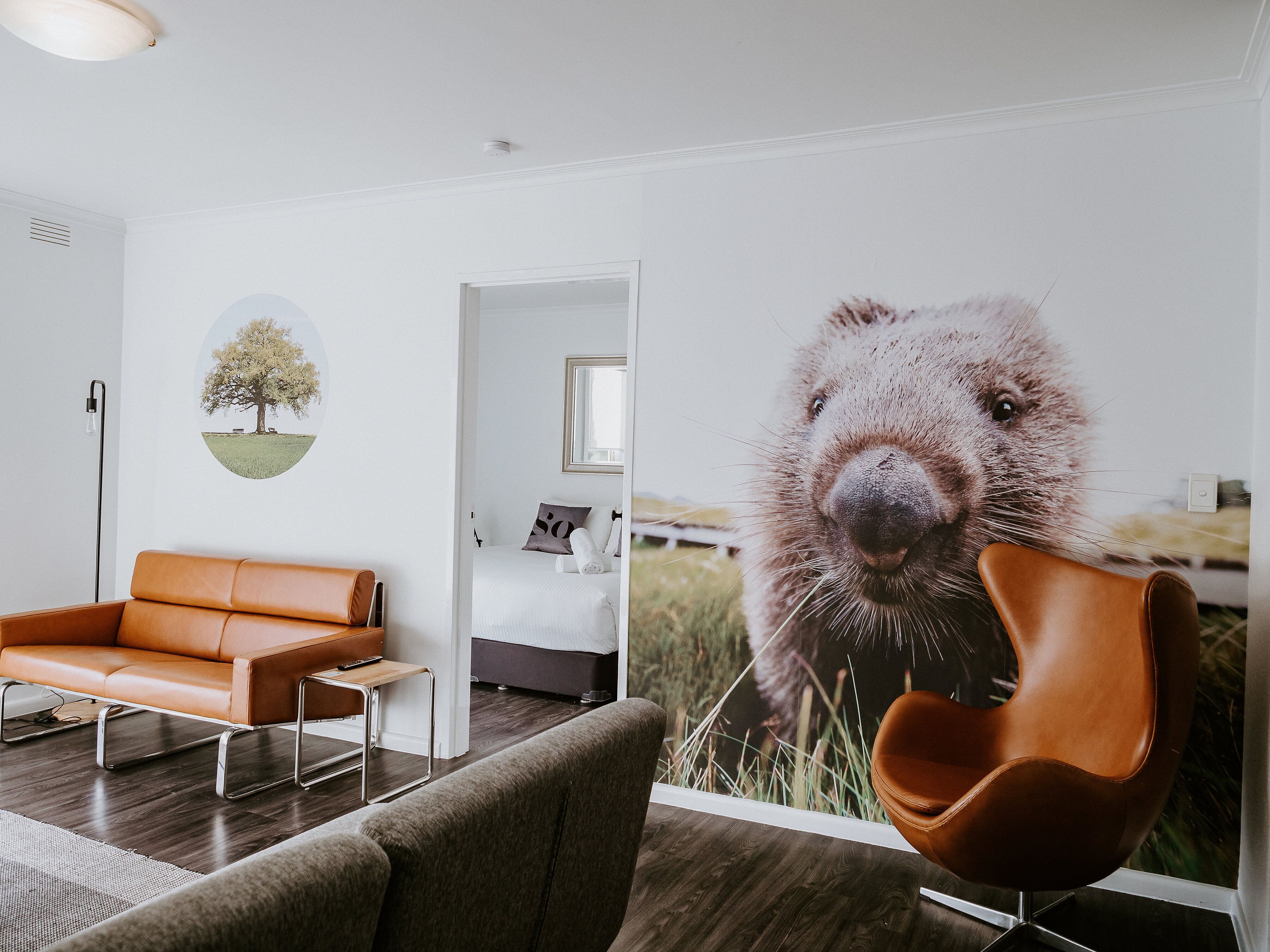 Leilighet – deluxe, 2 soverom | Oppholdsområde | En 50-tommers smart-TV med førsteklasses TV-kanaler samt TV og nettbrett