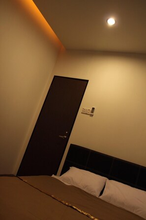 Double Room, Shared Bathroom | Desk, iron/ironing board, free WiFi - Guest Inn Muntri (George Town)