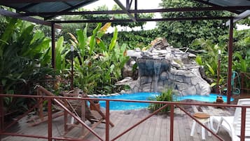 Hồ bơi ngoài trời