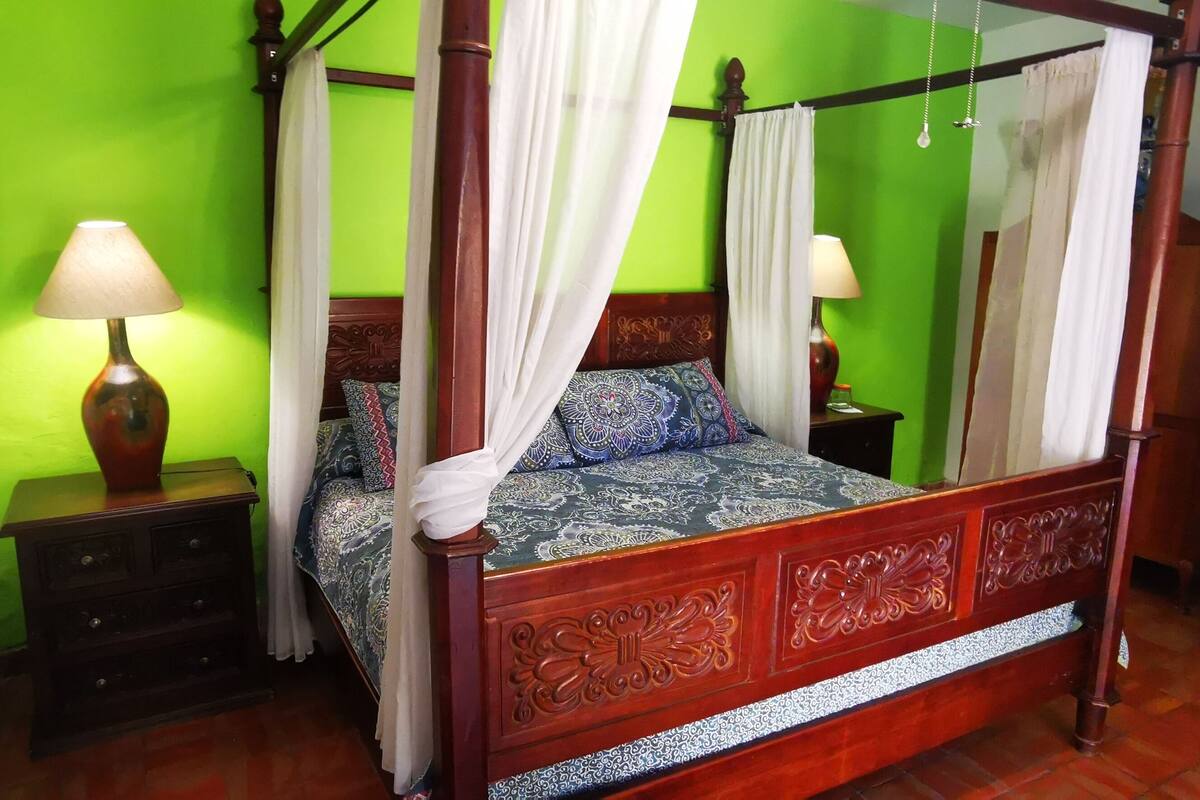 Deluxe Double Room | Iron/ironing board, WiFi (free), bed sheets