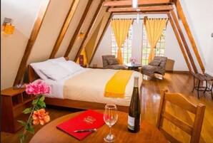 Habitación superior, baño privado | Cunas (de pago), camas supletorias, wifi gratis y ropa de cama