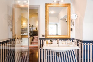 Suite | Bathroom | Shower, hydromassage showerhead, designer toiletries, hair dryer - Teichnersuite (Rome)