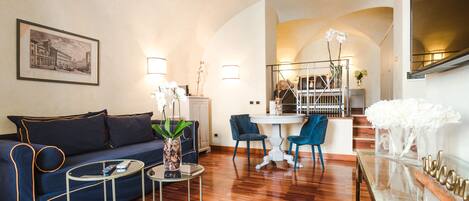 Suite | Woonruimte | Een 28-inch flatscreentelevisie met satellietzenders en televisie