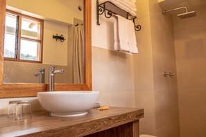 Habitación superior | Baño | Ducha, artículos de higiene personal gratuitos y secador de pelo