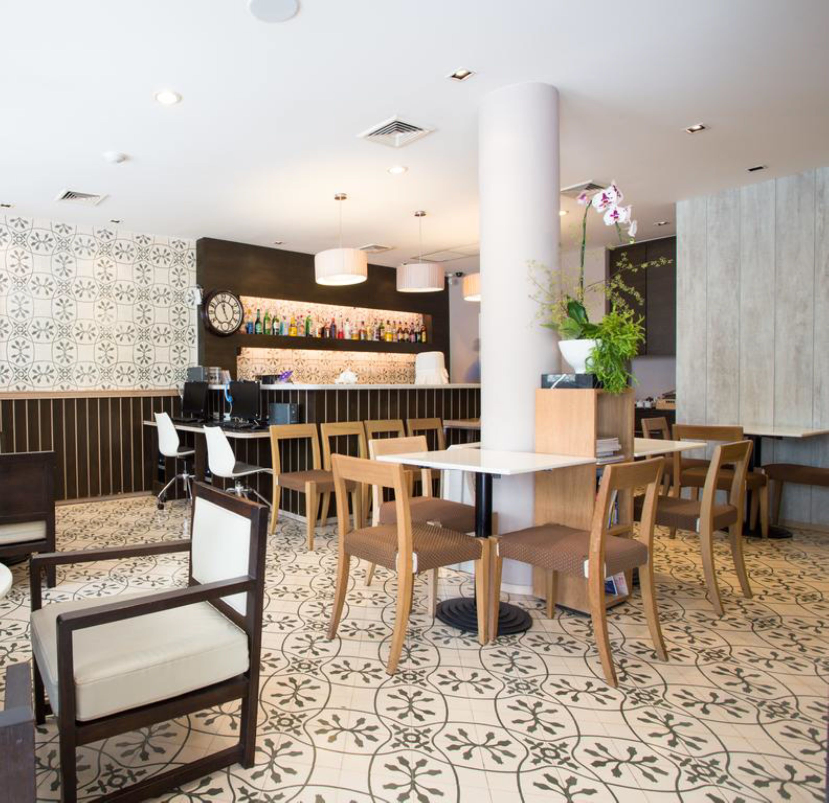 serves breakfast, lunch and dinner