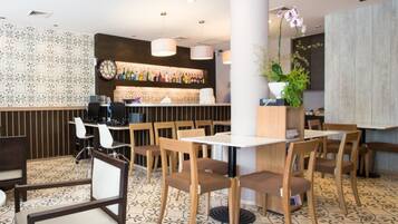 Serve café da manhã, almoço e jantar