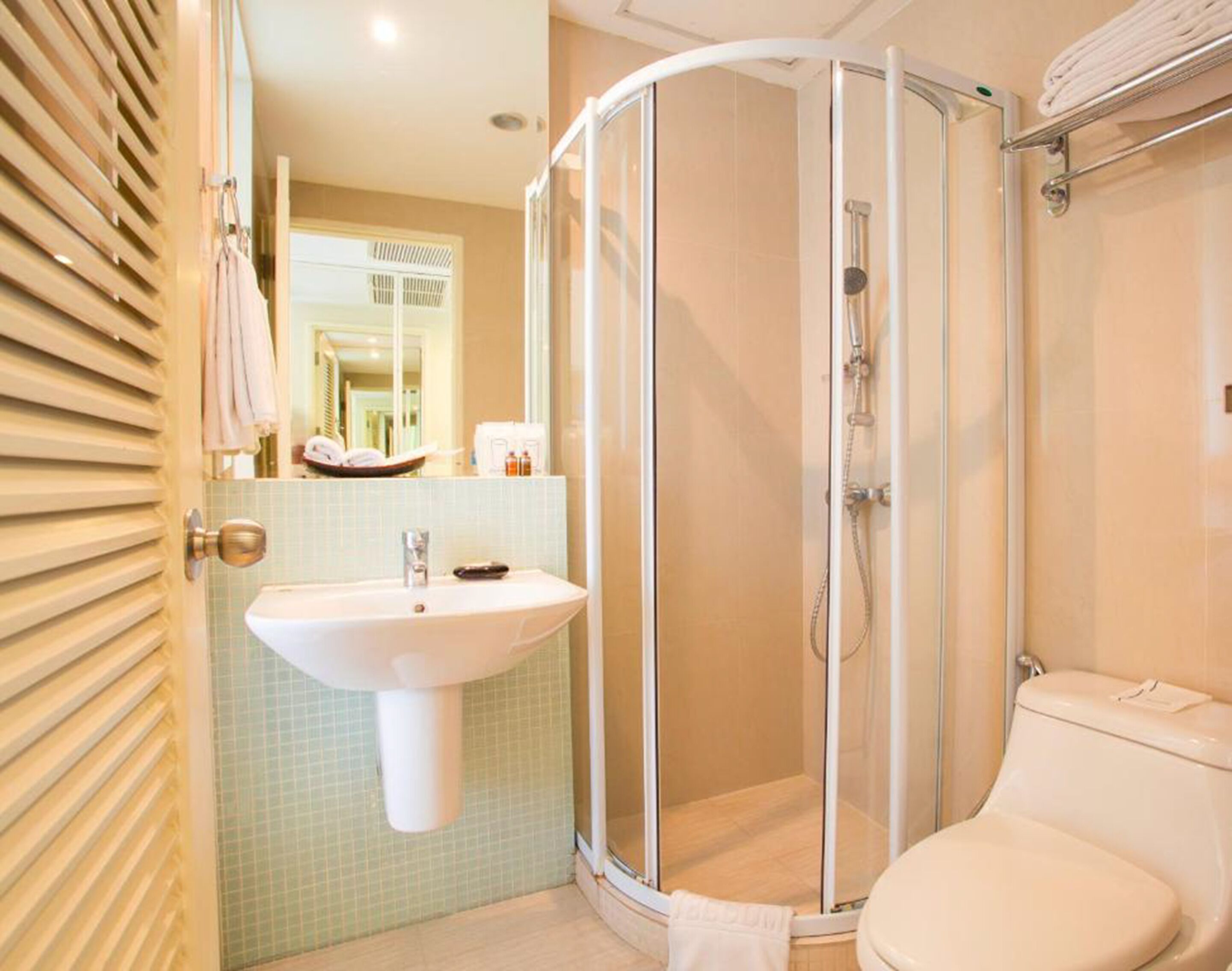 deluxe room | bathroom | shower, free toiletries, hair dryer, slippers