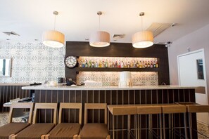 供应早餐、午餐和晚餐，国际美食