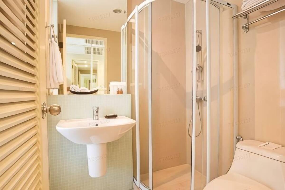 Une salle de bain avec un lavabo, une douche et des toilettes.