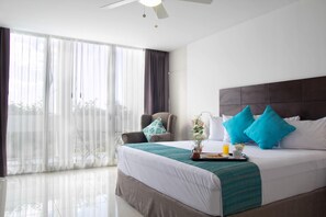 Suite – premium, 1 soverom, tekjøkken, hageutsikt | Minibar, safe på rommet, skrivebord og skrivebord for bærbar PC