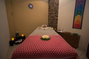 Aromatherapy, hot stone massages, deep-tissue massages, Swedish massages - Hotel Meson de la Luna (Mérida)