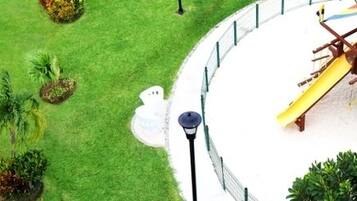 Área de juegos infantiles al aire libre