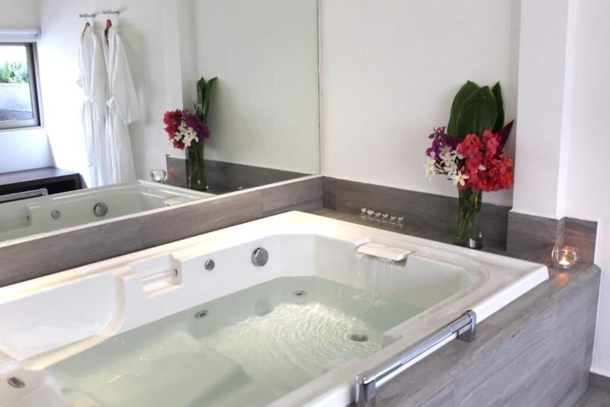 Deluxe-Studiosuite, 1 King-Bett, Whirlpool, Gartenblick | Badezimmer | Kostenlose Toilettenartikel, Haartrockner, Handtücher, Seife