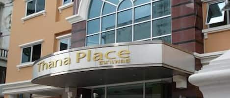 Vista frontal de la propiedad