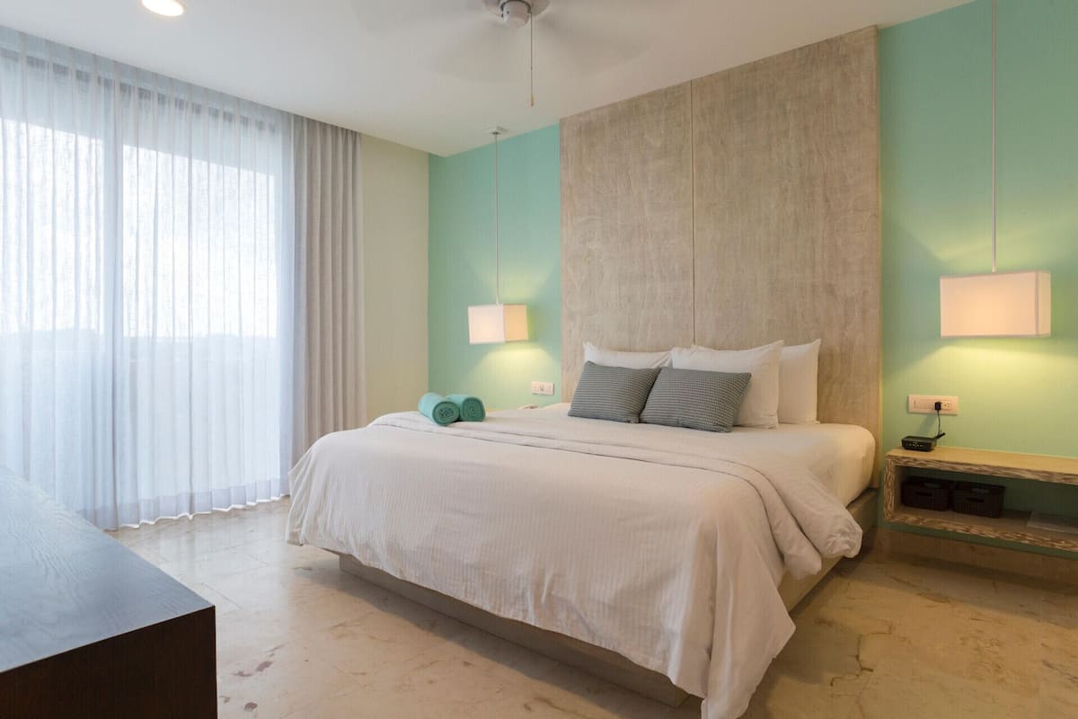 3 bedrooms, premium bedding, down duvets, in-room safe