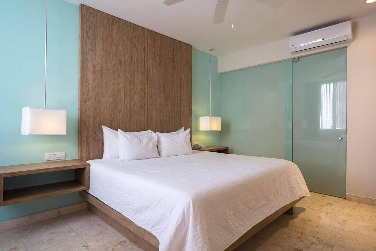 3 bedrooms, premium bedding, down duvets, in-room safe