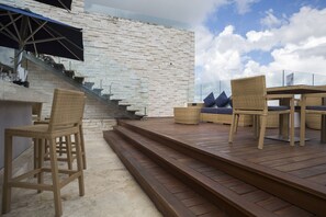 Bar au bord de la piscine