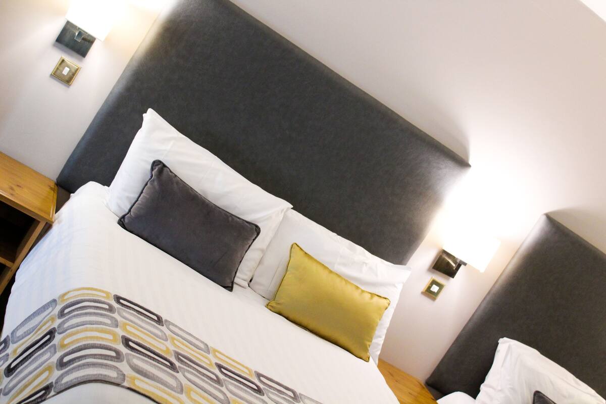 Premium bedding, desk, rollaway beds (surcharge), WiFi (free)