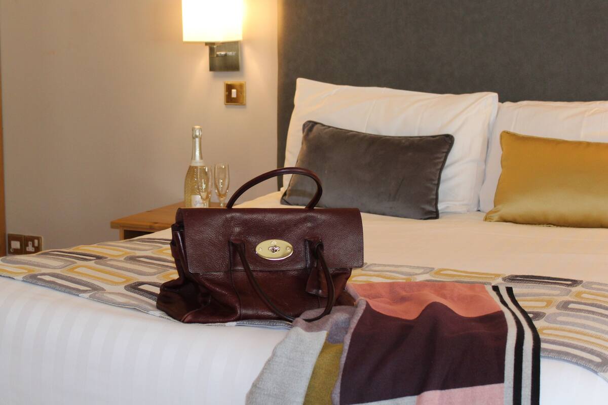 Premium bedding, desk, rollaway beds (surcharge), WiFi (free)