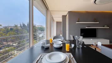 Suite superior, balcón | Servicio a la habitación