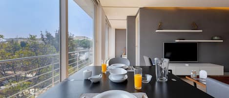 Suite supérieure, balcon | Repas dans la chambre