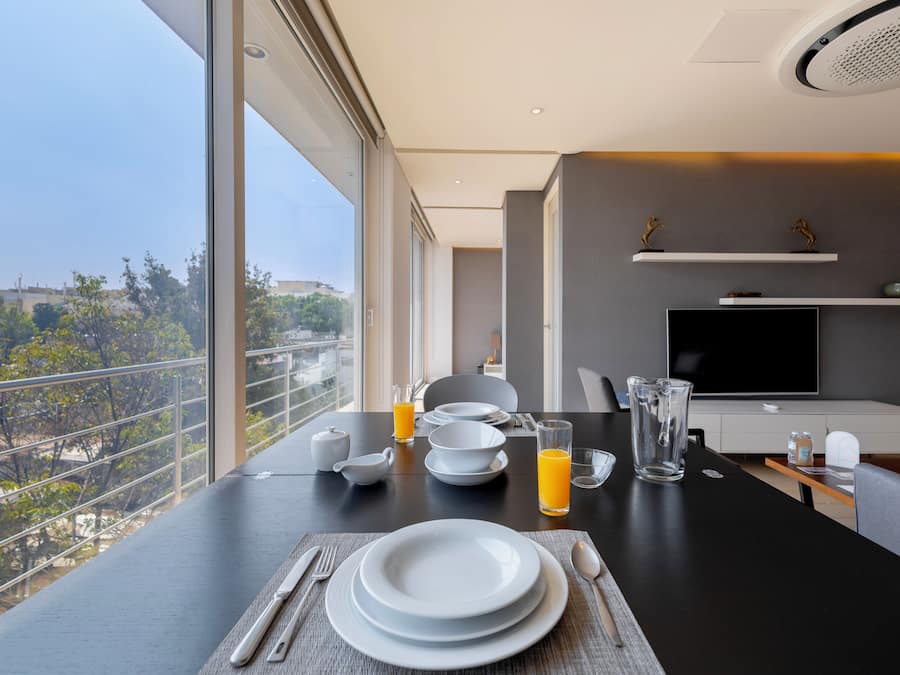 Superior Suite, Balcony | Makan dalam bilik