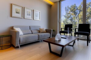 华丽套房, 阳台 | 起居区 | 39-英寸纯平电视 （配备有线频道）、电视