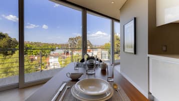 Deluxe Suite | Dining room
