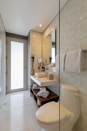 Executive Suite | Bathroom | Shower, designer toiletries, hair dryer, towels - Capitalia San Angel Inn (Mexico City)