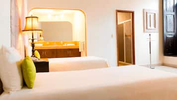 Standardværelse - 2 dobbeltsenge | Pengeskab på værelset, arbejdsområde til bærbare computere