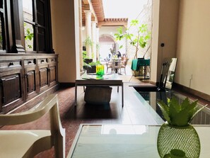 المنشأة من الداخل