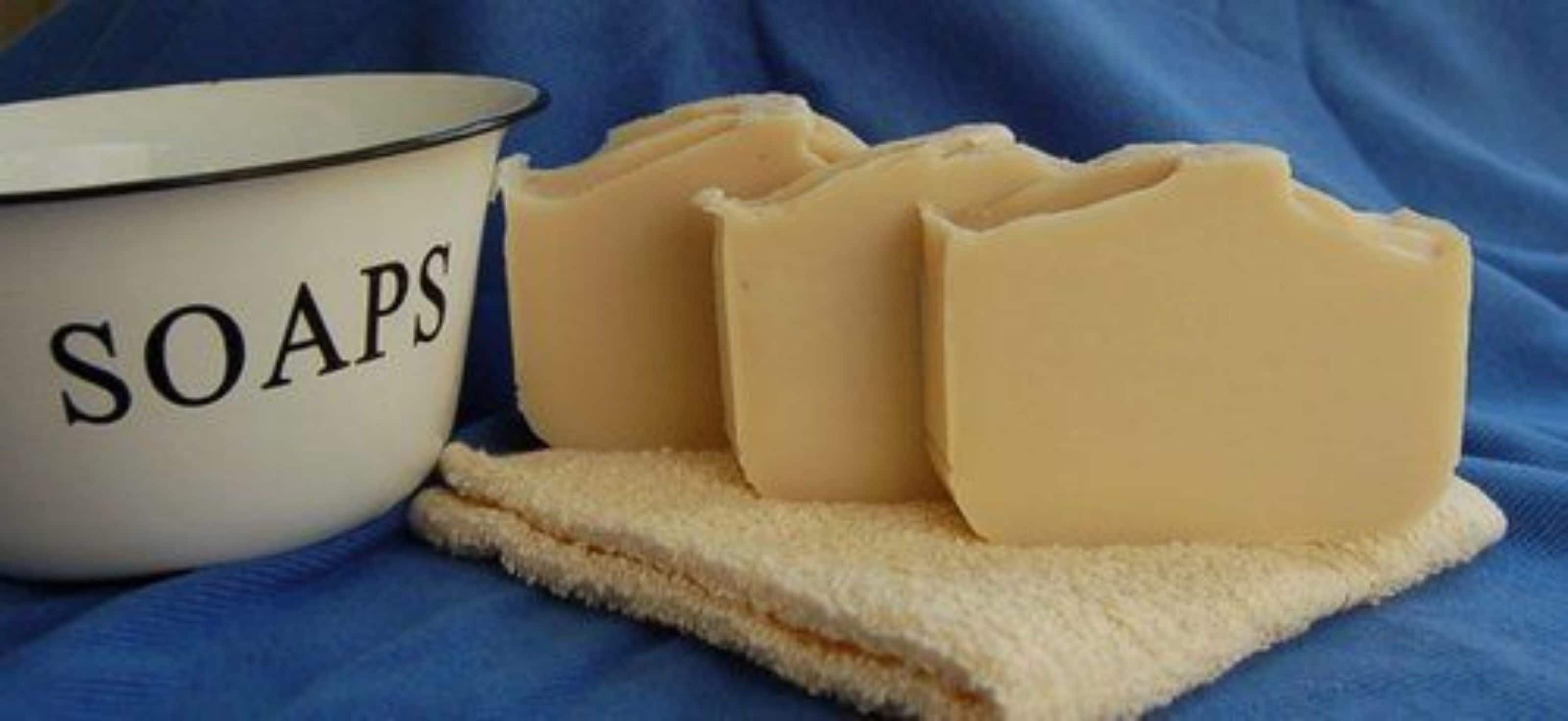 Eine Seife und ein Seifenschälchen mit einem Handtuch.