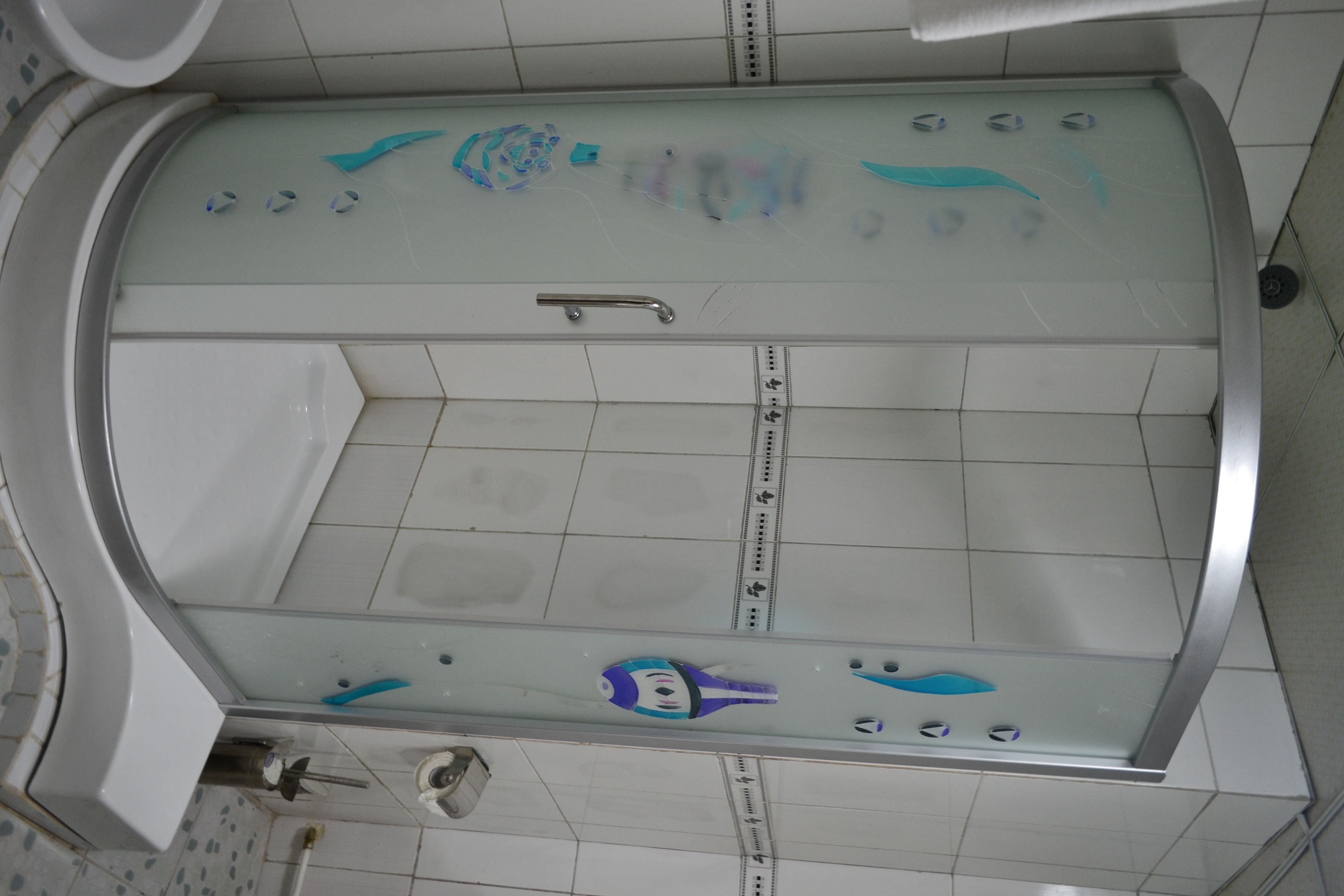Un baño con bañera, ducha e inodoro.