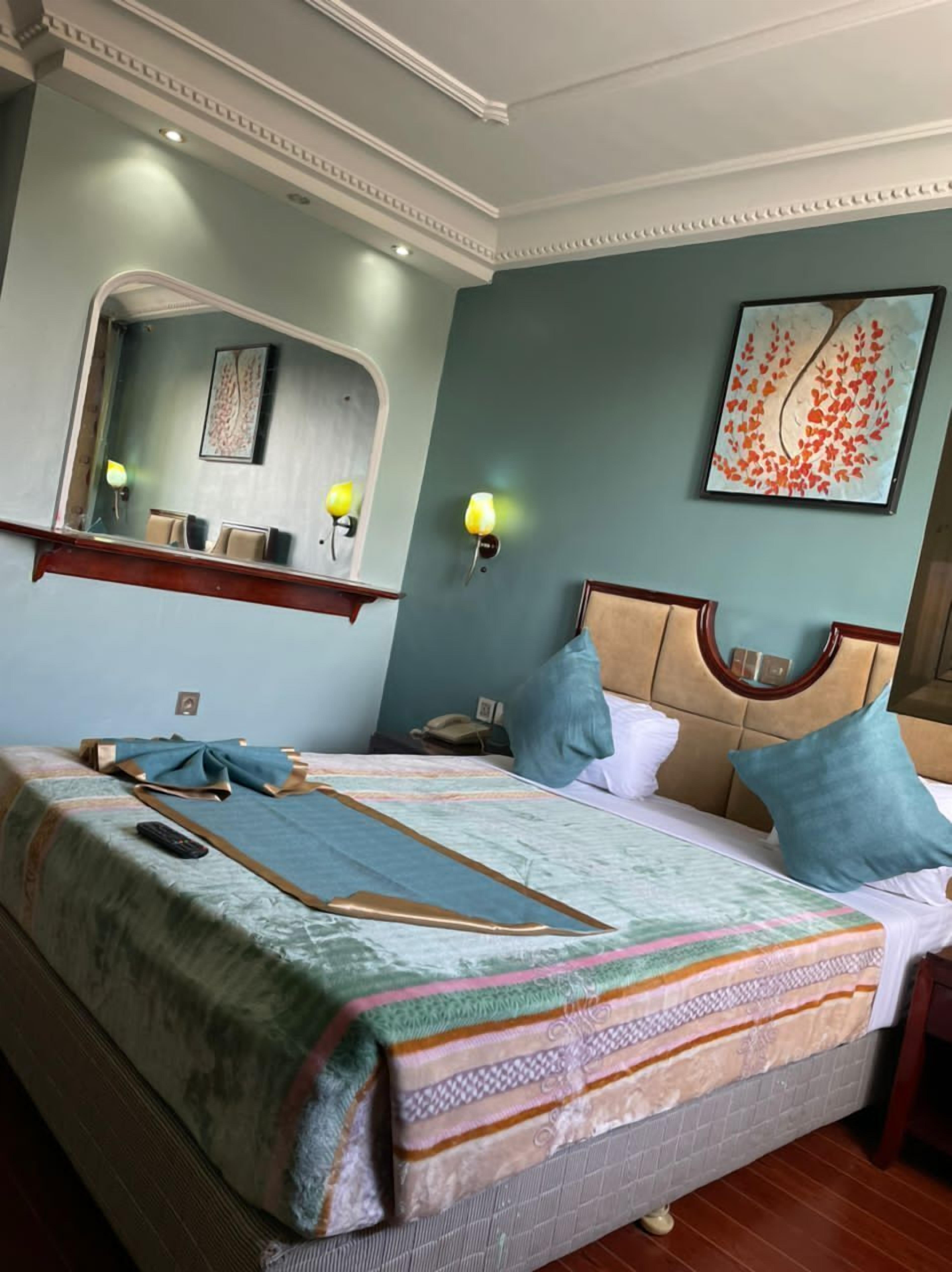 Ropa de cama de alta calidad y caja de seguridad en la habitación 