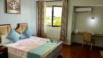 Phòng đôi Tiêu chuẩn | Bộ đồ giường cao cấp, két bảo mật tại phòng, bàn, màn/rèm cản sáng