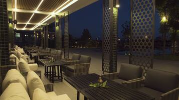 Hồ bơi ngoài trời