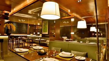 Aperto a colazione e pranzo, cucina italiana, con vista sul giardino