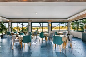 Desayuno buffet todos los días (con cargo)